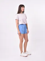 Short deportivo negro de tiro alto con cintura elástica fruncida y corte holgado.