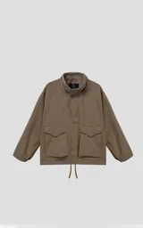 Campera técnica liviana color beige, confeccionada en microfibra de alta densidad con acabado mate. Presenta mangas desmontables que permiten convertirla en chaleco, cuello tipo camisa, cierre frontal oculto bajo cartera y logo bordado en el pecho. Incluye cuatro bolsillos frontales de gran tamaño con solapa y puños con elástico.