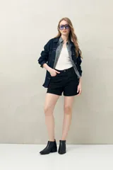 Short de algodón color beige, con diseño clásico de cinco bolsillos, tiro medio y terminación recta.