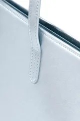 Bolso tipo tote color dorado metalizado, con doble asa de hombro y diseño amplio.
