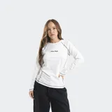 Remera manga larga de algodón, corte al cuerpo, con costuras a la vista en color contraste y logo bordado en el frente.