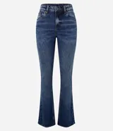 Pantalón de jean modelo flare, con tiro medio, cierre frontal con cremallera y botón, trabillas para cinturón y diseño clásico de cinco bolsillos.