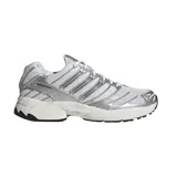 Championes Adidas Adistar Control 3 de diseño técnico, con base de malla blanca y superposiciones en color plata metalizado. Presenta entresuela amortiguada en tono crema y suela de goma negra con diseño de tracción.