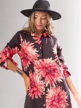 Vestido camisero largo con estampado floral en tonos rojos y negros, con cuello camisero, abotonadura frontal y mangas largas con puños abotonados.