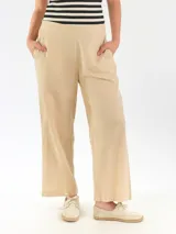 Pantalón de lino de corte recto color beige, con bolsillos laterales y cintura elástica.