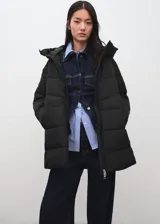 Campera puffer negra con capucha, diseño acolchado, cuello alto, bolsillos laterales con cierre y cierre frontal de cremallera doble.