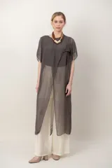 Maxi blusón de seda color marrón oscuro, con diseño largo en picos, cuello redondo y mangas cortas holgadas.