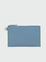Sobre plano Longchamp modelo Roseau Essential, confeccionado en cuero vacuno con textura granulada, color azul claro. Presenta cierre superior con cremallera y herraje metálico lateral para enganche.