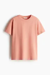 Remera color salmón de punto de algodón suave, corte amplio con hombros caídos y cuello redondo.