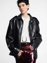 Chaqueta bomber negra de piel sintética con cierre frontal y cuello clásico.