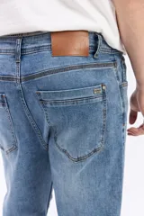 Jean de corte slim, color celeste con sutil efecto lavado, tiro medio y diseño clásico de cinco bolsillos.