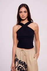 Top blanco de viscosa con breteles cruzados en el frente y espalda descubierta.