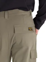 Pantalón cargo Caterpillar Heritage Straight color verde militar, de corte recto, con bolsillos laterales tipo cargo y bolsillos traseros con solapa.
