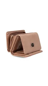 Billetera corta de símil cuero color beige, con cierre a presión y placa metálica decorativa. Cuenta con múltiples compartimentos internos para tarjetas, visor y billetes, además de un compartimento posterior con cierre.