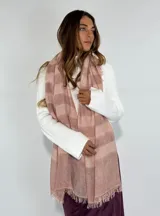 Bufanda rectangular color rosa con diseño a rayas horizontales en tonos de rosa y flecos cortos en los extremos.