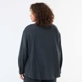 Blusa fluida de manga larga en color azul oscuro, con cuello camisero clásico y cierre frontal de botones a tono.