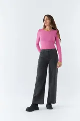 Remera de manga larga color fucsia, con escote redondo y corte ajustado.