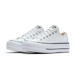 Championes urbanos Converse Chuck Taylor All Star Lift OX, color blanco, con plataforma y detalles en negro.