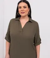 Vestido tipo chemise corto de color verde militar, con escote en V, cuello camisero, mangas 3/4 con detalle de trabilla y bolsillos laterales.