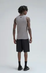 Musculosa básica gris de tela morley con moldería slim-fit y bordes deshilachados en cuello y sisas.