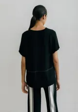 Remera blanca con corte horizontal y parte inferior negra.