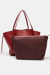 Bolso tipo shopper color rojo de hombro, con detalle de lazos en los laterales y doble asa.