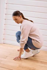 Buzo lila de manga larga con puños elastizados y cuello redondo.