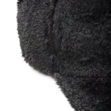 Gorro tipo gorra de béisbol confeccionado en material textil de textura afelpada y suave, color negro.