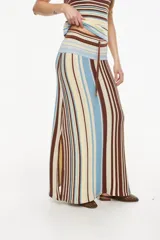 Falda larga de punto con diseño de rayas verticales en tonos verdes, crudos y beige, tiro alto con cintura elástica y cordón ajustable.