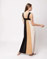 Vestido largo de lino color blanco, gris y amarillo, con breteles anchos, escote recto, elástico en la espalda y tajos laterales.