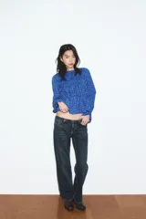 Camisa de manga larga con cuello redondo, confeccionada en tejido de cuadros vichy en tonos de azul. Presenta un fruncido elástico en el torso y puños con elástico.