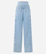 Pantalón clochard de jeans celeste, con cintura alta ajustable con lazo, bolsillos delanteros y traseros.