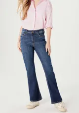 Pantalón de jean azul de corte flare, tiro medio y diseño clásico con bolsillos delanteros y traseros.