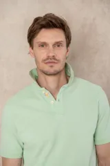 Chomba azul de piqué de algodón con cuello polo, tapeta de dos botones con diseño estampado en el interior y mangas cortas. Corte clásico.