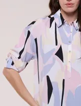 Blusa de gasa con estampado abstracto en tonos rosado, celeste, beige y negro, de silueta holgada, con cuello camisero, escote en V con media abotonadura y mangas largas de hombro caído.