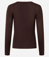 Suéter color crema de tricot con cuello redondo y manga larga.