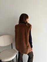 Chaleco de piel sintética con estampado animal print de leopardo, sin mangas y diseño largo.