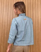 Camisa de algodón color blanco, con cuello alto con volados, mangas tres cuartos con detalles de bordado ingles y cierre frontal con botones de nácar.