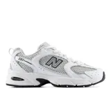 Championes New Balance modelo 530, color blanco con detalles en gris y negro, confeccionados en malla transpirable y material sintético, con tecnología ABZORB en la entresuela.