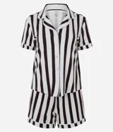 Conjunto de pijama estilo americano compuesto por una camisa de manga corta con cuello solapa y cierre frontal de botones, y un short con cintura elástica. Ambas piezas presentan un diseño de rayas verticales en blanco y negro.