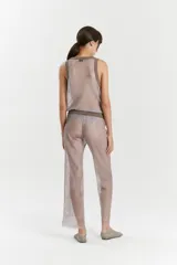 Pantalón de red con spandex estampada, fit clásico, tiro medio. Cintura de ribb de algodón al tono con elástico interno y cordón de algodón con terminales metálicas. Largo a los talones.