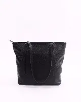 Bolso tipo tote de cuero natural con cierre superior, doble asa de hombro y bolsillo interior con porta llaves.
