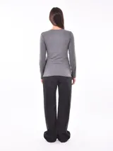 Remera blanca de manga larga con cuello redondo y tejido acanalado.