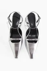 Sandalias plateadas de tejido revestido con punta fina, tira fina ajustable adelante y pulsera ajustable. Taco kitten parcialmente revestido.