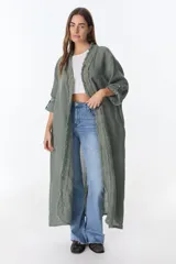 Kimono largo de lino color bordó, con flecos decorativos en los bordes frontales y mangas 3/4.