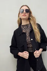 Top sin mangas ajustado, con cuello cerrado y estampado animal print en tonos tierra (marrón y negro). Presenta fruncido lateral.