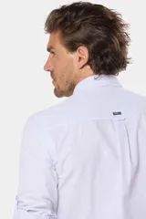 Camisa celeste a rayas verticales, de manga larga con opción de enrollar, corte slim fit, con bolsillo en el pecho y confeccionada en algodón.