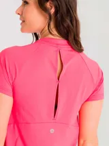 Remera deportiva manga corta color fucsia, con cuello alto y logo estampado en el pecho.