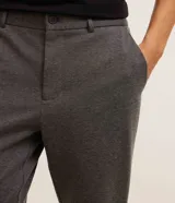 Pantalón de sastrería corte skinny, color gris, con trabillas en la cintura, cierre de botón y cremallera, y bolsillos laterales. Confeccionado con tecnología performance que ofrece secado rápido y resistencia a las arrugas.
