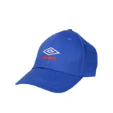 Gorro azul con visera curva, logo de Umbro bordado en blanco y la inscripción "NACIONAL" en rojo en el frente.